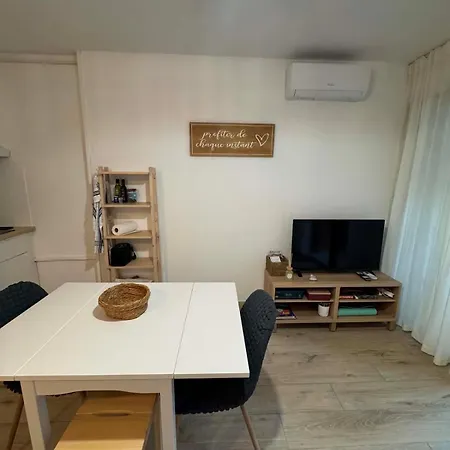 Apartment Air-conditioned - *